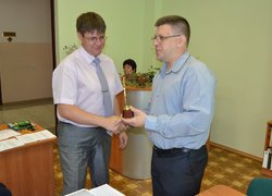 Директор КП ,,ТК Умань,, , голова організаційного комітету фестивалю Олександр Солоп вручає проректору з наукової та інноваційної діяльності Віктору Карпенку Кубок фестивалю